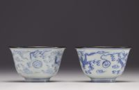 China - Pair of small Imperial bowls Ming in blue and white porcelain decorated with dragons, mark and period Cheng Hua (CHENGHUA 1465-1487).