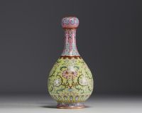 Chine - Vase en porcelaine de la famille rose, marque sous la pièce, XIXème