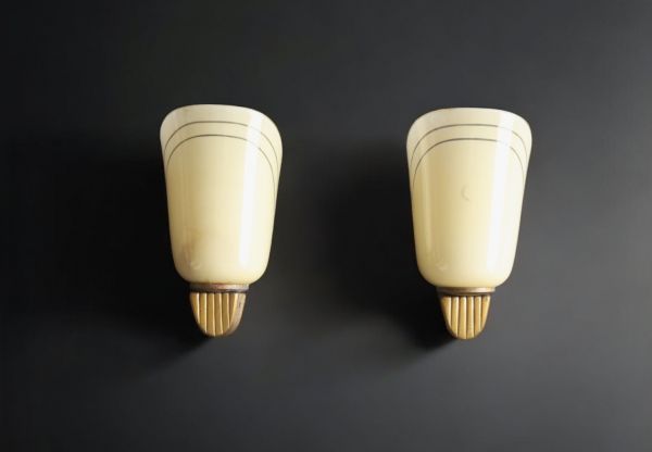 Paire d'appliques en verre opalin et laiton, vers 1930-40.