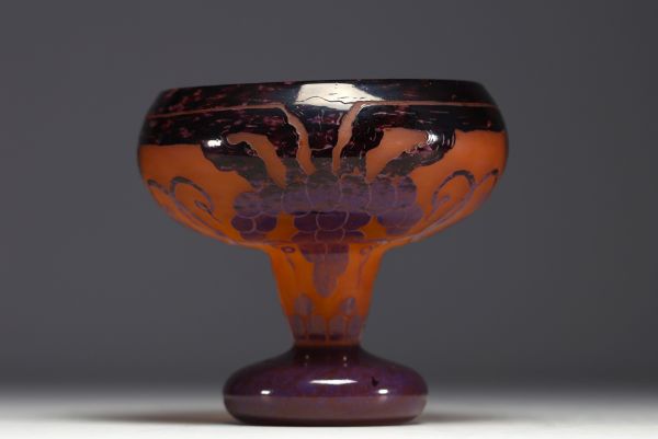 Charles SCHNEIDER (1881-1953) Le verre Français - Coupe sur pied en verre multicouche dégagée à l'acide à décor de raisins, signature au berlingot.