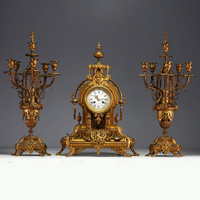 Bronze mantelpiece with stylised foliage, ‘Lion of Flanders’ in cartouche, Kreitz movement in Antwerp.