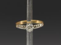 Ring in 18k gold with a central 0.5 carat diamond weighing 2.4g.