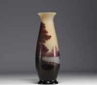 Émile GALLÉ (1846-1904) Grand vase en verre multicouche dégagé à l'acide à décor de paysage et rivière, signé.