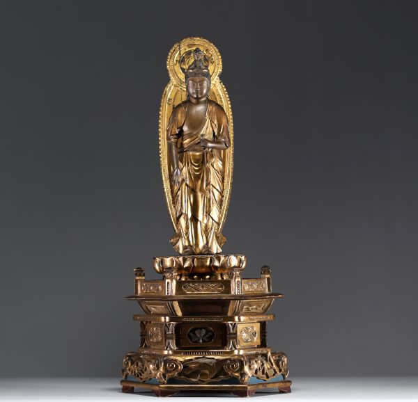 Japon - Bouddha en bois sculpté laqué et doré sur socle ajouré, XIXème.