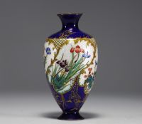 Japon - Vase en émail cloisonné bleu à décor floral sur fond blanc.