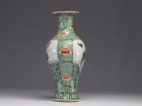 China - A green family porcelain baluster vase, decorated with birds in a cartouche, 19th century.