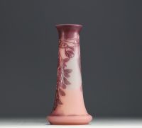 Émile GALLÉ (1846-1904) Vase en verre multicouche dégagé à l'acide au décor de glycines, signé.