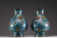 Chine - Paire de vases en bronze en émail cloisonné à décor de lotus et rinceaux, anses formées de têtes de taotie, époque Ming.