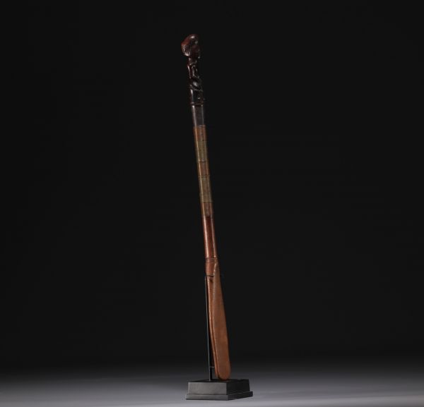 RDC - Tchokwé spatula surmounted by a carved figure.