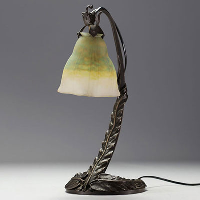 DAUM Nancy - Louis MAJORELLE (1859-1926) Lampe tulipe en verre marmoréen sur monture en fer forgé martelé, signée.