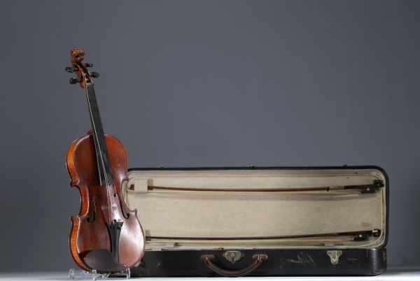 Remy violin decorated with a carved chimera head, inner iron mark, 19th century.