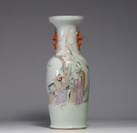 China - A large famille rose porcelain vase decorated with dignitaries, Qing period, 19th century.