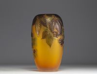 Émile GALLÉ (1846-1904) Vase soufflé en verre multicouche dégagé à l'acide à décor de vigne vierge, signé.