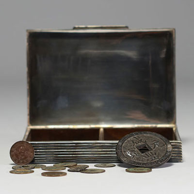 Chine - Ensemble de treize monnaies de différentes époques et une boite en métal argenté.