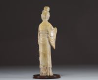 Chine - Guanyin, sculpture en ivoire sur socle en bois exotique, d'époque Ming.