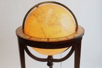 GIRARD & BARRERE, Paris - Globe terrestre lumineux en verre, pied tripode en acajou, signes du zodiaque sur la ceinture en bois, vers 1930