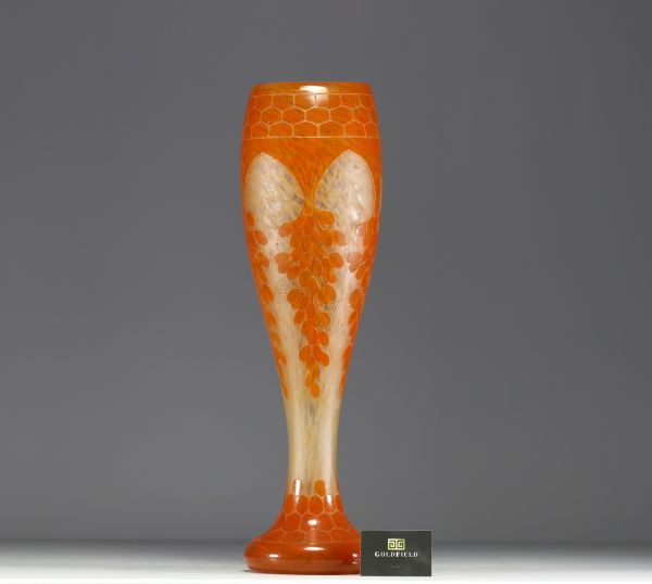 Charles SCHNEIDER (1881-1953) Le Verre Français - Imposant vase de forme balustre en verre multicouche dégagé à l'acide au décor de grappes de dattiers, signé au berlingot.