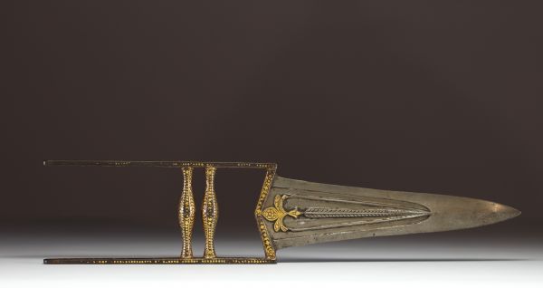 Inde - Couteau Katar, lame à gouttières en acier damassé, poignée à décor damasquiné d'or, époque XIXème.