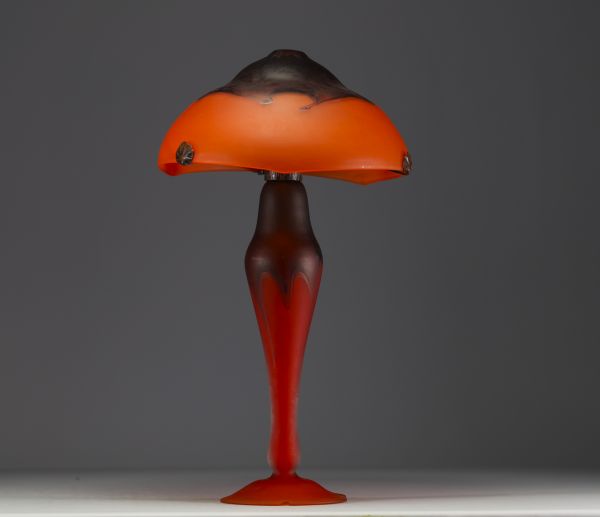 Charles SCHNEIDER (1881-1953) Lampe champignon en verre marbré rouge orangé, signée sur le pied.