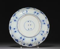 Chine - Assiette porcelaine blanc bleu, décor floral, époque et marque Kangxi.