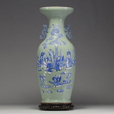 Chine - Grand vase en porcelaine céladon à décor en relief de personnages et chauve souris, XIXème.