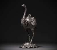 Ostrich in silver and vermeil, imposing covered bowl, table settings, late 19th century.
