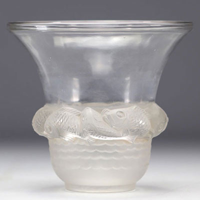 René LALIQUE (1860-1945) Vase “Piriac”.  Épreuve en verre moulé-pressé