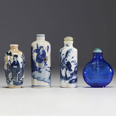 Chine - Ensemble de quatre tabatières, trois en porcelaine blanc bleu et une en verre de Pékin.