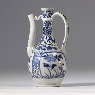 Porcelain with white and blue enamels decorated with branched leaves from 17th century from Japan