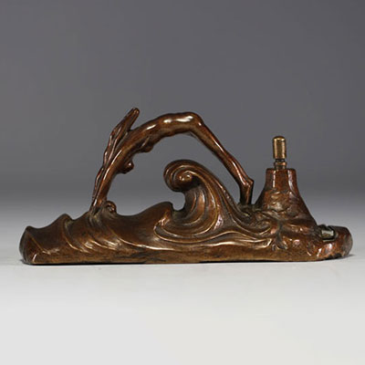 Briquet de table Art Déco en bronze en forme de femme plongeant en mer.