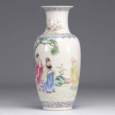 Vase en porcelaine famille rose à décor de personnages d'époque république