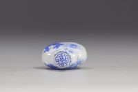 China- white and blue enameled porcelain snuffbox, Qing period.