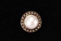 Large pearl mounted on an 18k yellow gold brooch that can also be worn as a pendant, total weight 16g.