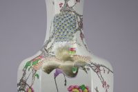 Imposant vase en porcelaine qianjiang cai  à décor de paons, de fleurs et d'oiseaux du XIXe siècle