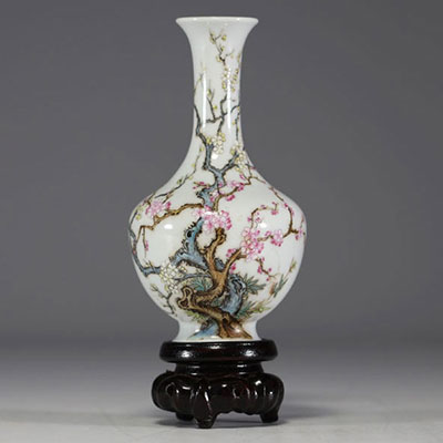 Chine - Vase en porcelaine de la famille rose à décor de branches fleuries, marque sous la pièce.