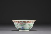 China - Porcelain bowl decorated with peaches and bats, Jiaqing period, late 18th / early 19th century.