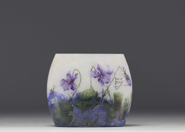 DAUM  Nancy - Petite vase en verre marmoréen dégagé à l'acide à décor émaillé de violettes, signé.