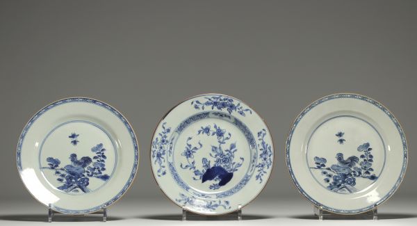 Chine - Ensemble de trois assiettes en porcelaine blanc bleu.