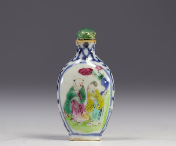 Small snuffbox in Famille Rose porcelain from the 19th century