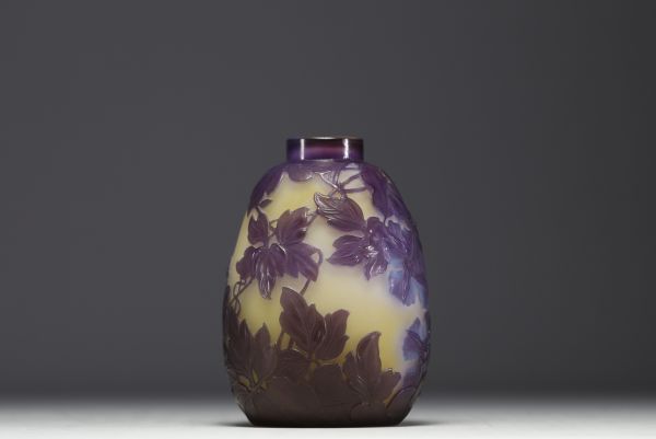 Émile GALLÉ (1846-1904) Vase soufflé en verre multicouche dégagé à l'acide à décor floral, signé.