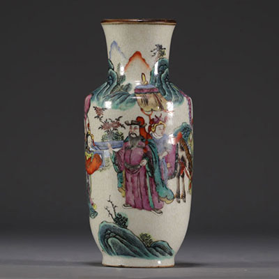 Chine - Vase en porcelaine polychrome à décor de personnages dans un paysage de montagnes, Nankin.