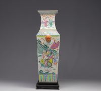 Imposant vase quadrangulaire de la famille rose à décors figuratifs de scènes de bataille, XIXe siècle.