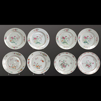 Set of eight plates in pink family polychrome porcelain, 18th century.