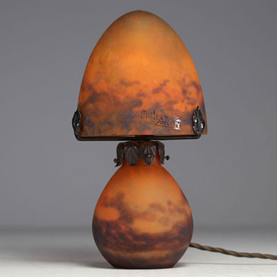 MULLER Frères Lunéville - Lampe champignon en verre marmoréen dans des tons orangés, signée.