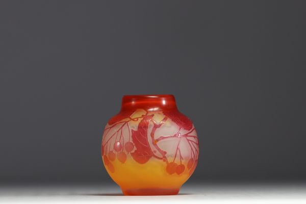 Émile GALLÉ (1846-1904) Vase en verre multicouche dégagé à l'acide à décor de baies et de feuilles.