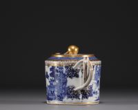 China - Blue-white porcelain teapot with gold highlights, Qianlong, 18th century.