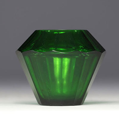 Josef HOFFMANN (1870-1956) Moser à Karlsbad - Elégant vase en cristal vert à facettes.