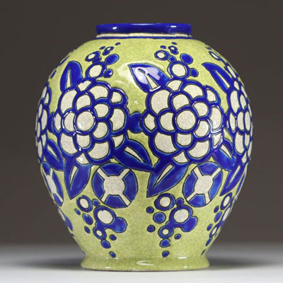 Charles CATTEAU (1880-1966) Boch Keramis - Vase en céramique émaillée à décor floral D1121, forme 721, cachet sous la pièce.