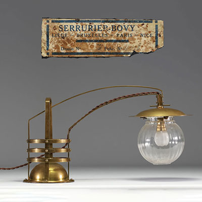 Gustave SERRURIER-BOVY (1858-1910) Rare single arm table lamp in brass and fluted glass, original label under the piece.