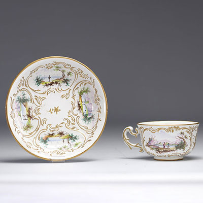 Tasse en porcelaine du XVIIIe siècle Louis XV à décor de scènes de vies en cartouche